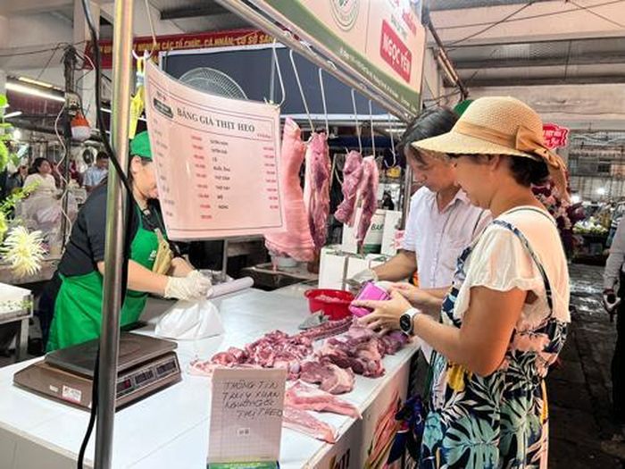 Điểm bán thịt heo “Tick xanh trách nhiệm” tại chợ Tân Mỹ (TP HCM). Ảnh: AN NA