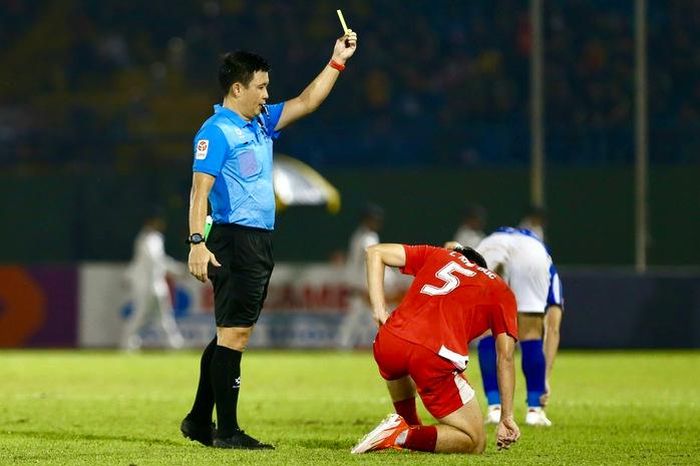Trọng tài trong một trận đấu tại V-League. (Ảnh: QUỐC AN)