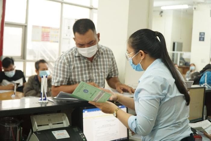Cán bộ BHXH tư vấn cho người dân về BHXH, BHYT. Ảnh minh họa