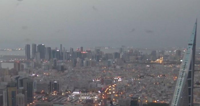 Nhiều đám khói xuất hiện trên bầu trời Bahrain. Ảnh: X/Faytuks Network