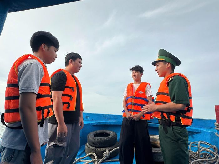 Sĩ tử xã đảo Thạnh An "vượt sóng" vào đất liền dự thi tốt nghiệp THPT năm 2026