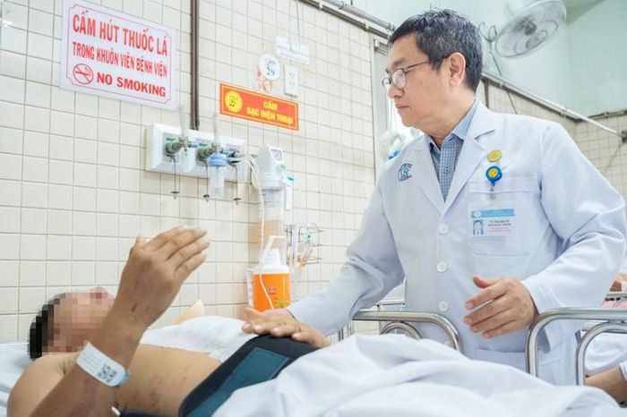 Bác sĩ thăm khám cho bệnh nhân