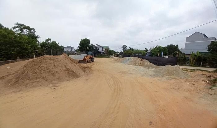 Một bãi tập kết cát, sỏi ở địa bàn phường Thanh Thủy trái phép.