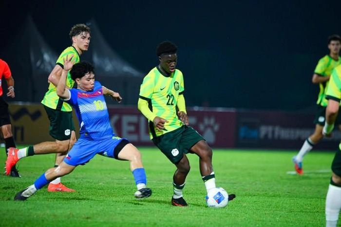 U19 Úc (giữa) hòa U19 Campuchia 2-2, khiến cánh cửa vào bán kết khép lại với U19 Việt Nam