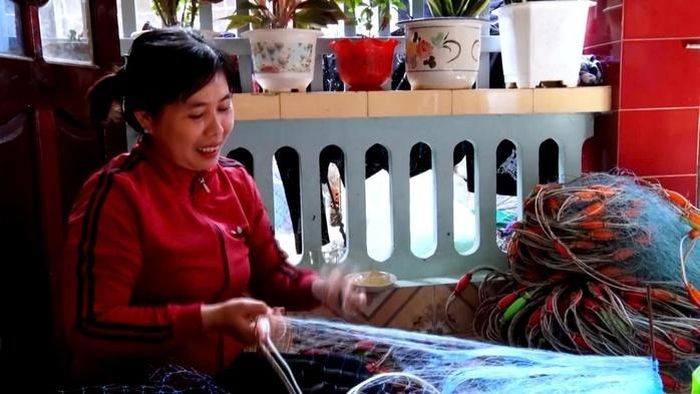Những tấm lưới rách được sửa chữa để chuẩn bị cho chuyến biển mới.