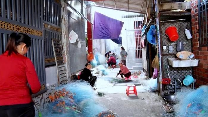 Những người phụ nữ làng biển cần mẫn với nghề vá lưới mỗi ngày.