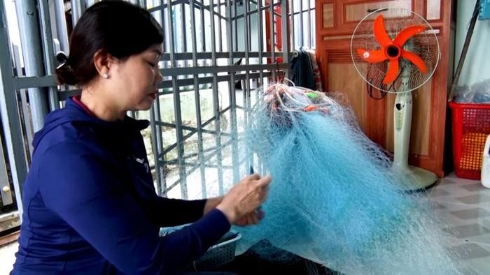 Vá lưới là công việc đòi hỏi sự tỉ mỉ và đôi mắt tinh tường.