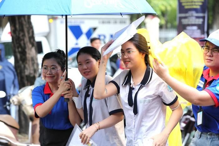 Thí sinh đến làm thủ tục dự thi tốt nghiệp THPT được đội ngũ tiếp sức mùa thi hỗ trợ