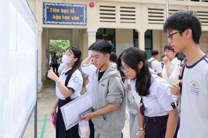 Thí sinh xem phòng thi tại điểm thi Trường THPT Lê Quý Đôn