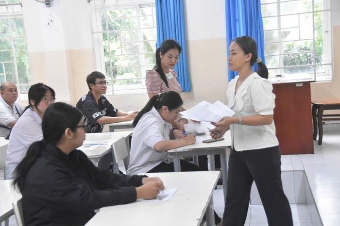 600 thí sinh làm thủ tục thi tốt nghiệp tại điểm Trường THPT Nguyễn Hiền. Ảnh Tấn Thạnh