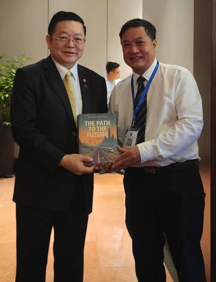 Cuốn sách được giới thiệu tới Tổng Thư ký ASEAN Dr. Kao Kim Hourn
