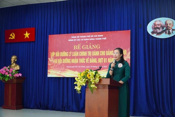 Bà Trần Thị Hồng Nguyệt, Trưởng Ban Tuyên giáo và Dân vận, Đảng ủy các cơ quan Đảng TPHCM, báo cáo tổng kết lớp học.