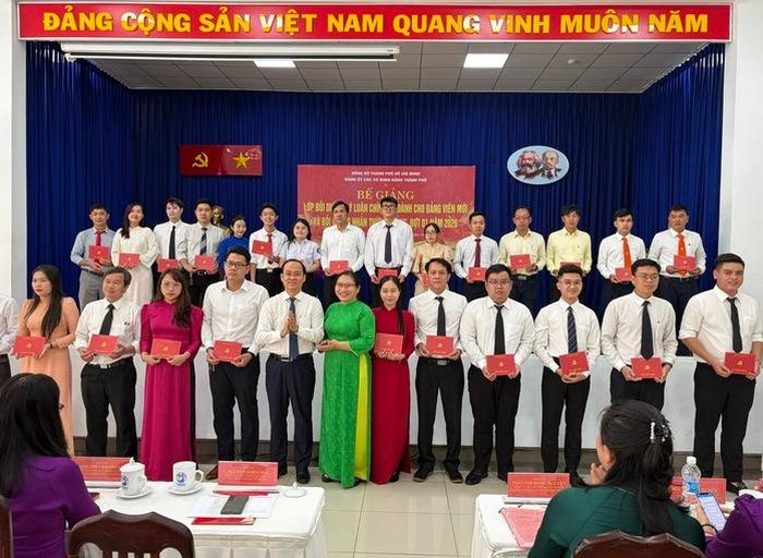 Ông Nguyễn Khoa Hải, Phó Bí thư Đảng ủy các cơ quan Đảng TPHCM, bà Hồ Thị Đan Thanh, Giám đốc Trung tâm Chính trị phường Xuân Hòa, trao giấy chứng nhận bồi dưỡng lý luận chính trị cho lớp đảng viên mới.