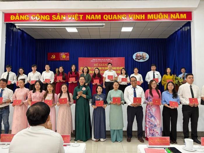 Bà Trần Thị Hồng Nguyệt, Trưởng Ban Tuyên giáo và Dân vận, Đảng ủy các cơ quan Đảng TPHCM, trao giấy chứng nhận nhận thức về Đảng cho quần chúng ưu tú.