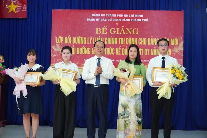 Ông Nguyễn Khoa Hải, Thành ủy viên, Phó Bí thư Đảng ủy các cơ quan đảng TPHCM, trao giấy khen cho 4 học viên xuất sắc.
