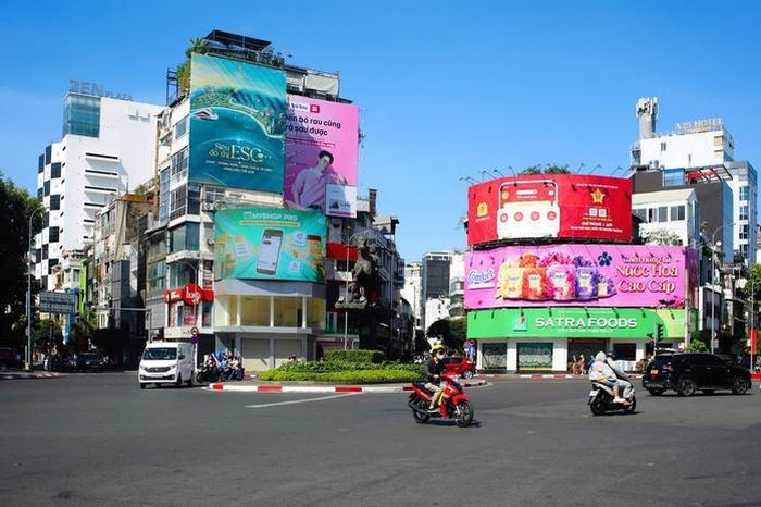 TPHCM sẽ kiểm tra xử lý các biển quảng cáo nằm trên vỉa hè - Ảnh: ÁI MY