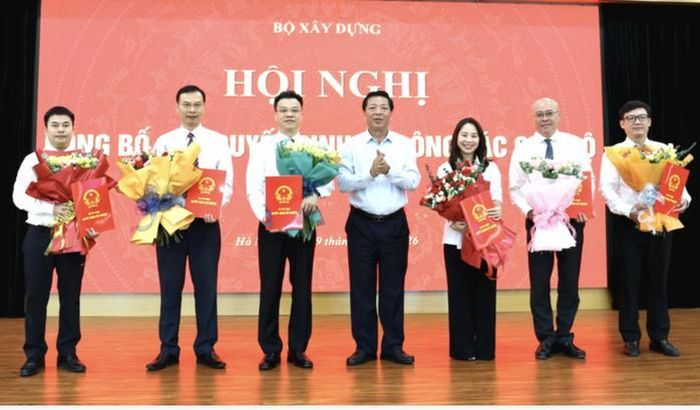Bộ trưởng Bộ Xây dựng Trần Hồng Minh trao quyết định và tặng hoa các cán bộ được bổ nhiệm, bổ nhiệm lại tại Hội nghị sáng 29-5