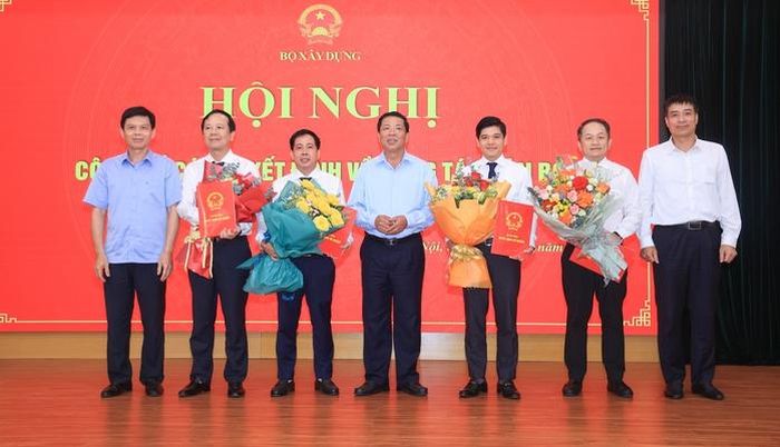 Bộ trưởng Bộ Xây dựng Trần Hồng Minh cùng các lãnh đạo Bộ trao quyết định và tặng hoa chúc mừng các cán bộ được bổ nhiệm. Ảnh: Tạ Hải