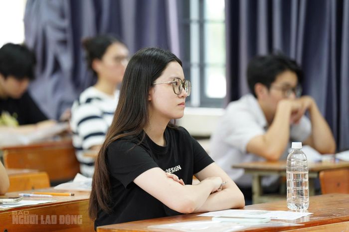 Thí sinh nghe cán bộ phổ biến quy chế thi