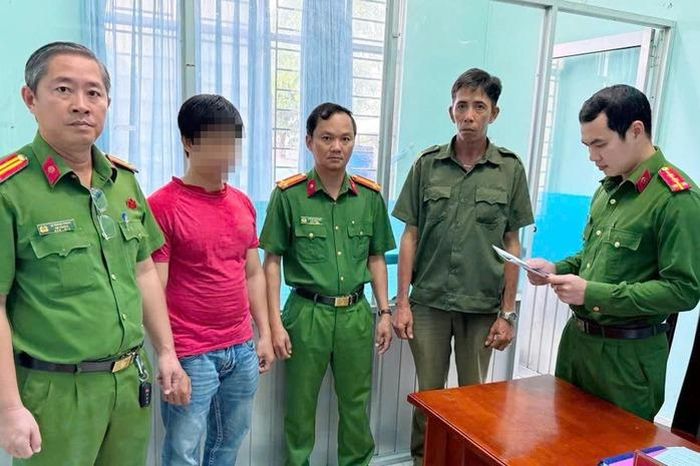 Lợi dụng vỏ bọc doanh nghiệp để sản xuất dầu gió giả, 2 người bị khởi tố. Ảnh: Công an Tây Ninh