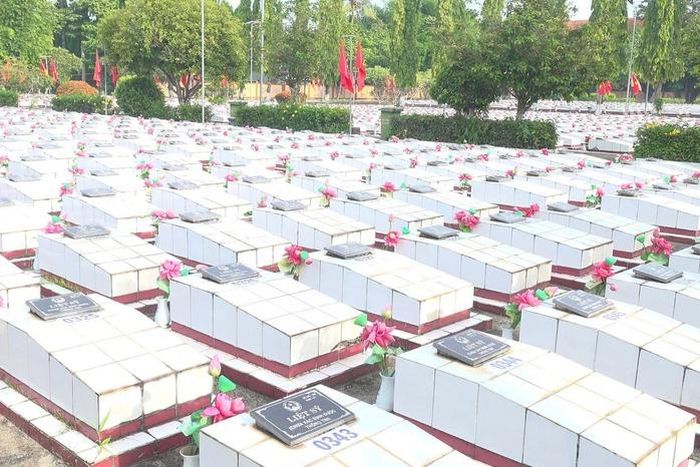 Lấy mẫu sinh phẩm hơn 2.600 mộ liệt sĩ chưa xác định danh tính tại Nghĩa trang Đức Hòa. Ảnh: A.H