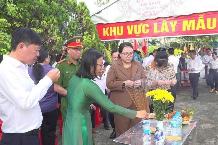 Các đại biểu dâng hương, tưởng nhớ các anh hùng liệt sĩ. Ảnh: A.H