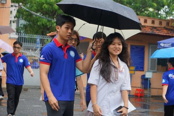 Những chiếc áo xanh đội hình Tiếp sức mùa thi Trường Đại học Y Dược TPHCM đồng hành cùng thí sinh tại điểm thi trường THPT chuyên Lê Hồng Phong trong chiều làm thủ tục dự thi tốt nghiệp THPT 2026.