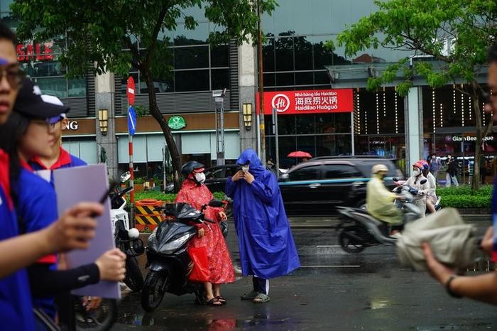 Mưa lớn vào đầu giờ chiều 10-6 khiến không ít thí sinh đến điểm thi muộn hơn dự kiến