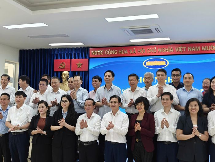 Thứ trưởng Bộ Ngoại giao Ngô Lê Văn chụp ảnh cùng các đại biểu tại hội nghị ngày 10-6