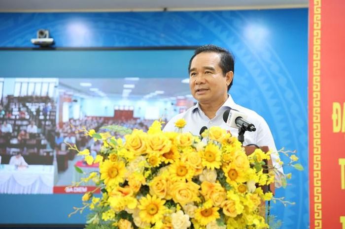 Chủ tịch UBND TPHCM phát biểu tại buổi tiếp xúc cử tri