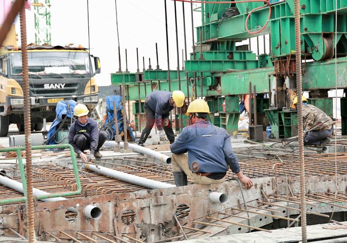 Trên công trường, các đơn vị thi công đang tập trung tối đa nhân lực, thiết bị để hoàn thành những hạng mục cuối cùng, hướng đến mốc hợp long trước ngày 30-6.