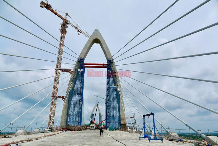 Được biết đây là gói thầu quan trọng bậc nhất của dự án do Liên danh Trungnam E&amp;C – Trung Chính thực hiện. Gói thầu số 39 đã hoàn thành toàn bộ 30/30 khối dầm chính, đạt khoảng 90% khối lượng công việc. Hiện các nhà thầu đang tăng tốc thi công các hạng mục hoàn thiện để chuẩn bị cho thời khắc hợp long.