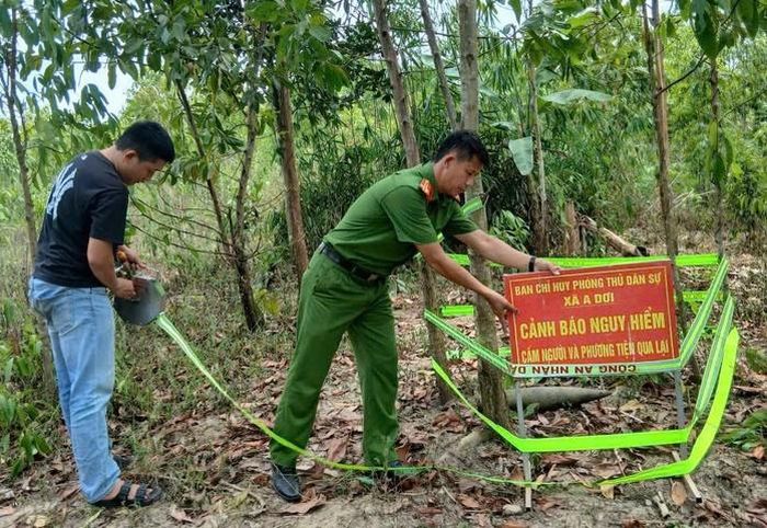 Vật thể được người dân phát hiện trong rẫy nghi là đạn pháo chưa phát nổ. Ảnh: Công an xã A Dơi