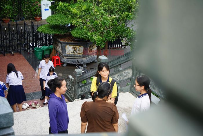 Không ít phụ huynh cũng đi cùng con em trong buổi chiều cận ngày thi.