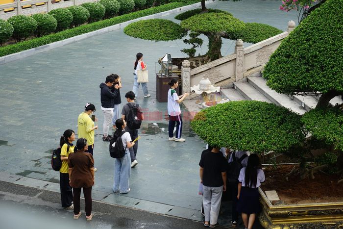 Cuối giờ chiều, chùa Việt Nam Quốc Tự đón đông học sinh đến dâng hương, gửi gắm niềm tin vào một kỳ thi thuận lợi.