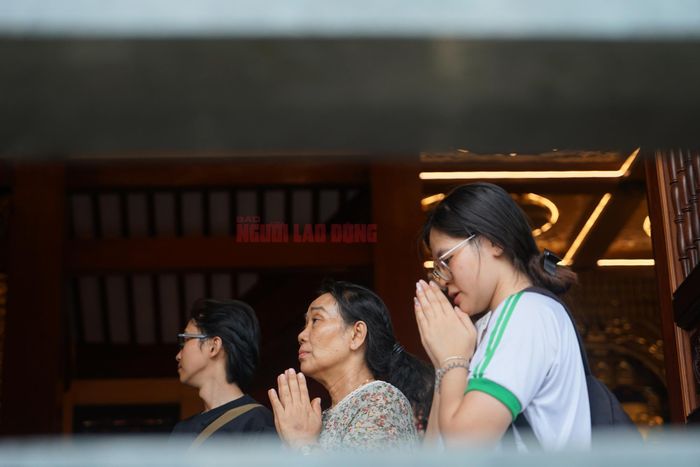 Trong khuôn viên chùa, nhiều học sinh thành kính thắp nhang, chắp tay cầu nguyện cho kỳ thi diễn ra thuận lợi.