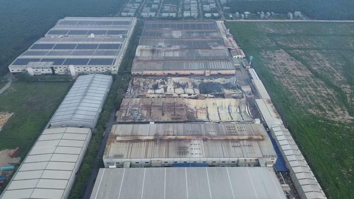 Hàng chục nghìn mét vuông nhà xưởng bị lửa thiêu rụi, để lại khung cảnh tan hoang. Ảnh: Mai Anh
