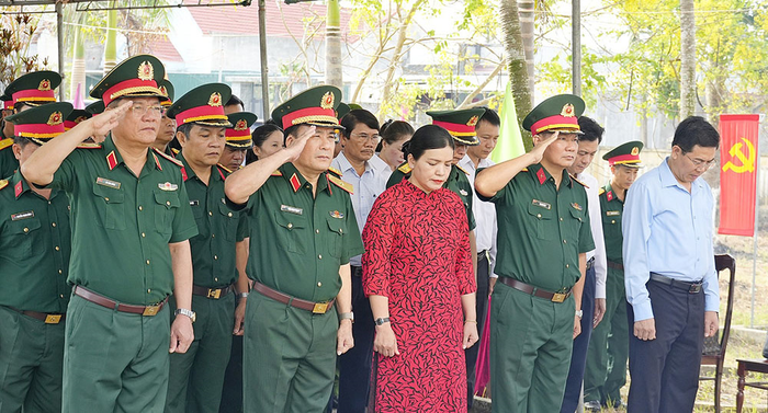 Đoàn đại biểu Quân khu 5 và tỉnh Quảng Ngãi dâng hoa tưởng niệm các Anh hùng liệt sĩ tại Nghĩa trang Liệt sĩ Nghĩa Trung, xã Tư Nghĩa, tỉnh Quảng Ngãi.