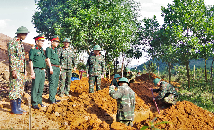 Lãnh đạo Đoàn Kinh tế - Quốc phòng 337, Quân khu 4 kiểm tra công tác quy tập hài cốt liệt sĩ tại thực địa. 