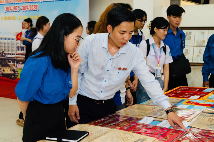 Nguyễn Văn Nghĩa giới thiệu với sinh viên Trường Đại học Sài Gòn về bộ sưu tập kỷ vật cách mạng của mình. Ảnh do nhân vật cung cấp