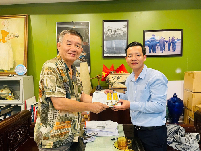 Đại tá, Anh hùng LLVT nhân dân Từ Đễ, phi công trong Phi đội Quyết Thắng, trao kỷ vật tặng Nguyễn Văn Nghĩa. Ảnh do nhân vật cung cấp