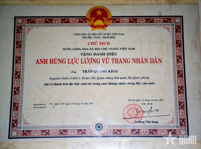 Đồng chí Trần Quang Khải được Chủ tịch nước Cộng hòa xã hội chủ nghĩa Việt Nam tặng danh hiệu Anh hùng LLVT nhân dân ngày 25-4-2015.