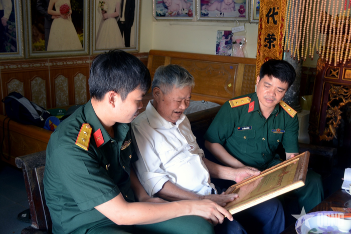 Anh hùng LLVT nhân dân Trần Quang Khải trao đổi với cán bộ Ban CHQS xã Hoằng Sơn, Bộ CHQS tỉnh Thanh Hóa. 