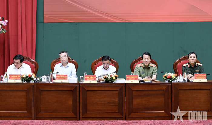 Đoàn chủ tịch điều hành hội thảo.