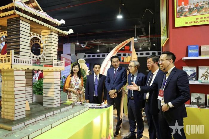 Đại biểu tham quan trưng bày của ngành xuất bản Việt Nam tại Triển lãm thành tựu đất nước. Ảnh minh hoạt: qdnd.vn