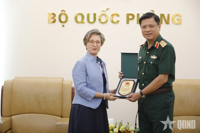 Thượng tướng Nguyễn Trường Thắng trao quà lưu niệm tặng bà Joanna Skoczek.