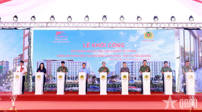  Các đại biểu thực hiện nghi thức bấm nút khởi công dự án.