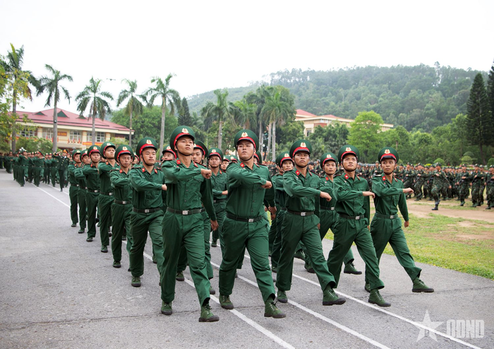  Chiến sĩ mới nhập ngũ năm 2026 tham gia duyệt đội danh dự tại buổi lễ. Ảnh: TRỌNG HẢI 