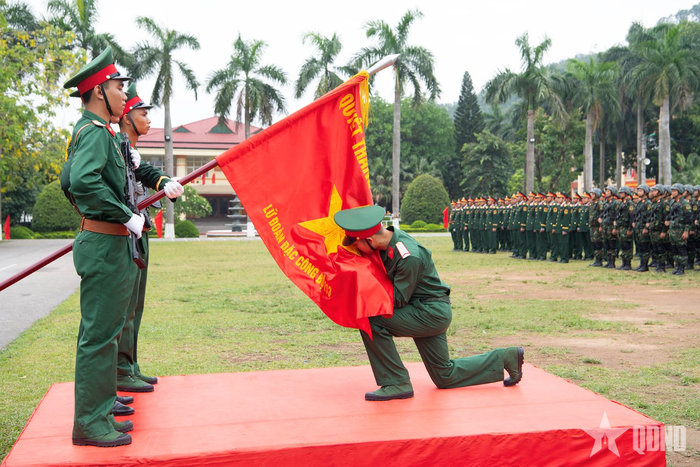  Chiến sĩ mới thực hiện nghi thức tuyên thệ dưới Quân kỳ quyết thắng. Ảnh: TRỌNG HẢI 