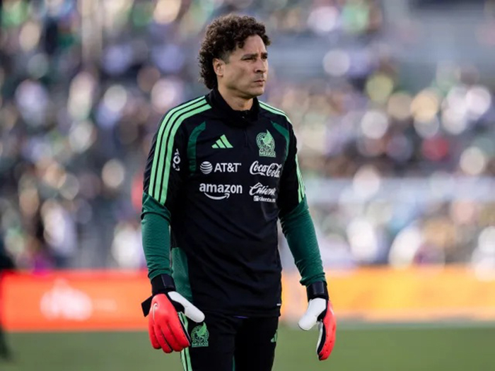 Guillermo Ochoa sẽ trở thành cầu thủ đầu tiên dự 6 kỳ World Cup liên tiếp, nếu bắt chính ở trận gặp Nam Phi. 